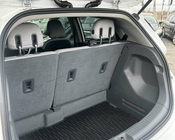 Белый Шевроле Bolt EV, объемом двигателя 0 л и пробегом 30 тыс. км за 16400 $, фото 14 на Automoto.ua