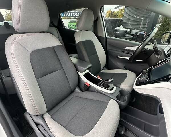 Белый Шевроле Bolt EV, объемом двигателя 0 л и пробегом 30 тыс. км за 16400 $, фото 23 на Automoto.ua