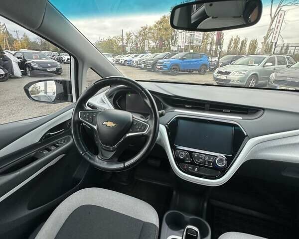 Белый Шевроле Bolt EV, объемом двигателя 0 л и пробегом 30 тыс. км за 16400 $, фото 26 на Automoto.ua