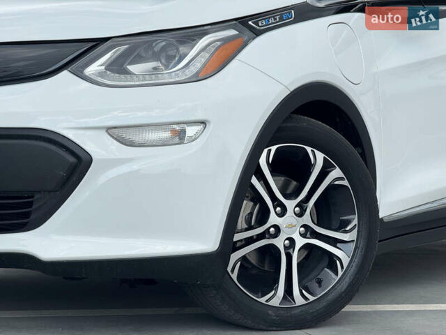 Белый Шевроле Bolt EV, объемом двигателя 0 л и пробегом 64 тыс. км за 15450 $, фото 3 на Automoto.ua