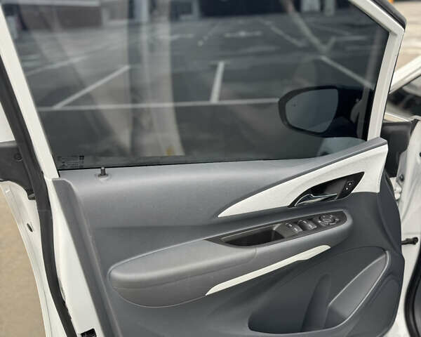 Белый Шевроле Bolt EV, объемом двигателя 0 л и пробегом 58 тыс. км за 16499 $, фото 26 на Automoto.ua