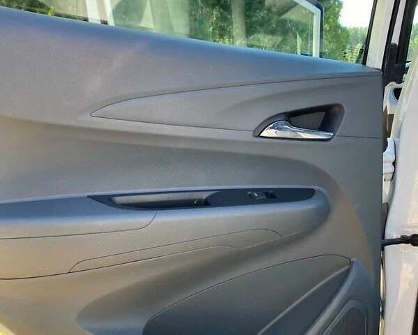 Белый Шевроле Bolt EV, объемом двигателя 0 л и пробегом 136 тыс. км за 14000 $, фото 6 на Automoto.ua