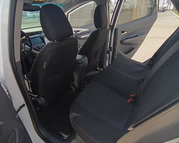 Белый Шевроле Bolt EV, объемом двигателя 0 л и пробегом 105 тыс. км за 19500 $, фото 10 на Automoto.ua