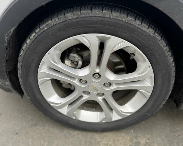 Белый Шевроле Bolt EV, объемом двигателя 0 л и пробегом 58 тыс. км за 16499 $, фото 24 на Automoto.ua