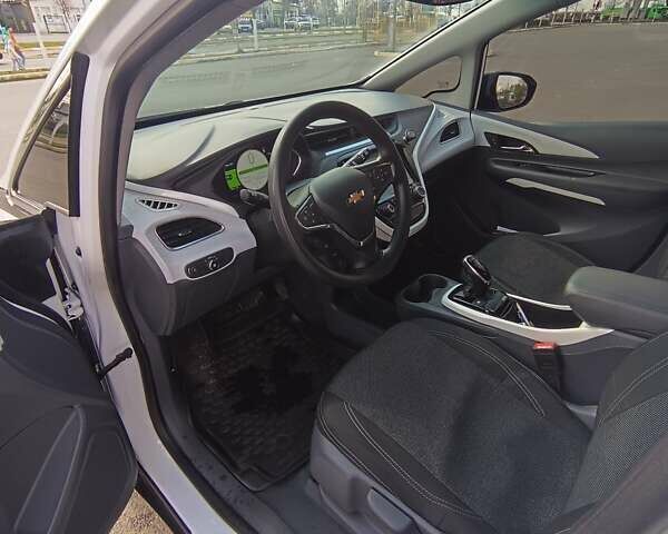 Белый Шевроле Bolt EV, объемом двигателя 0 л и пробегом 105 тыс. км за 19500 $, фото 11 на Automoto.ua