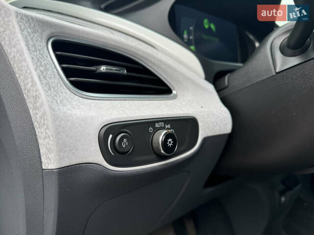 Белый Шевроле Bolt EV, объемом двигателя 0 л и пробегом 58 тыс. км за 16499 $, фото 28 на Automoto.ua