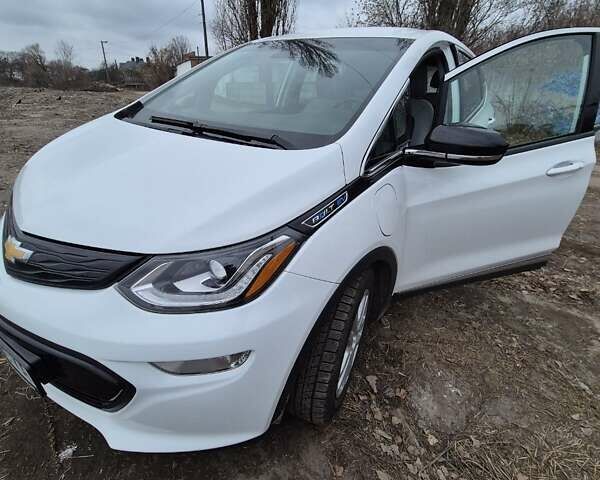Белый Шевроле Bolt EV, объемом двигателя 0 л и пробегом 60 тыс. км за 17500 $, фото 7 на Automoto.ua