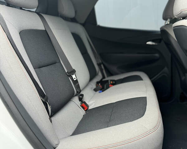 Белый Шевроле Bolt EV, объемом двигателя 0 л и пробегом 58 тыс. км за 16499 $, фото 36 на Automoto.ua