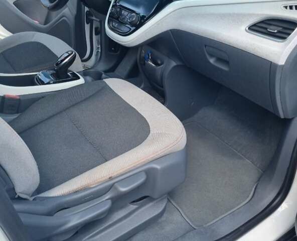 Белый Шевроле Bolt EV, объемом двигателя 0 л и пробегом 129 тыс. км за 16900 $, фото 7 на Automoto.ua
