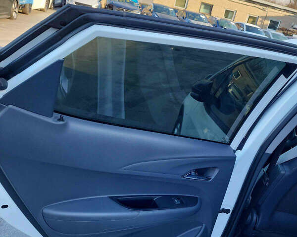 Белый Шевроле Bolt EV, объемом двигателя 0 л и пробегом 60 тыс. км за 11600 $, фото 3 на Automoto.ua