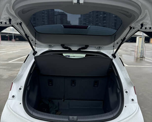 Белый Шевроле Bolt EV, объемом двигателя 0 л и пробегом 58 тыс. км за 16499 $, фото 34 на Automoto.ua