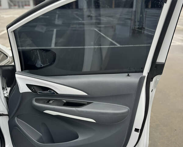 Белый Шевроле Bolt EV, объемом двигателя 0 л и пробегом 58 тыс. км за 16499 $, фото 37 на Automoto.ua