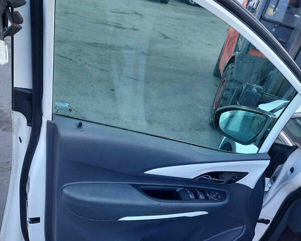 Белый Шевроле Bolt EV, объемом двигателя 0 л и пробегом 60 тыс. км за 11600 $, фото 4 на Automoto.ua