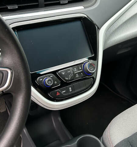 Белый Шевроле Bolt EV, объемом двигателя 0 л и пробегом 74 тыс. км за 18300 $, фото 8 на Automoto.ua