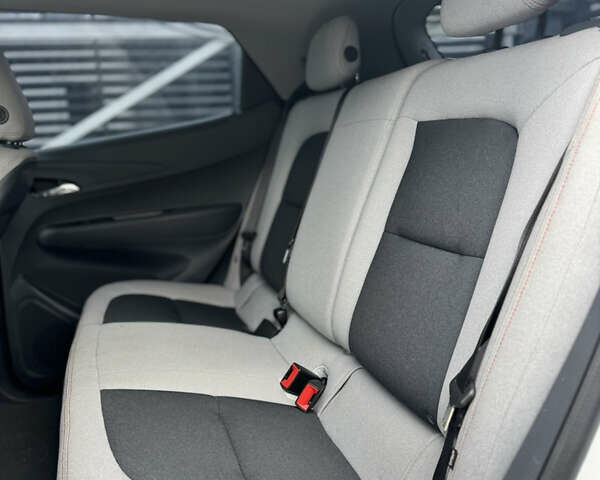 Белый Шевроле Bolt EV, объемом двигателя 0 л и пробегом 58 тыс. км за 16499 $, фото 32 на Automoto.ua