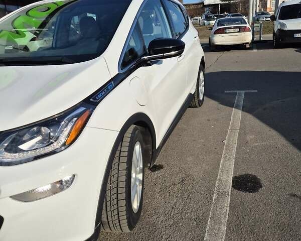 Белый Шевроле Bolt EV, объемом двигателя 0 л и пробегом 60 тыс. км за 17500 $, фото 5 на Automoto.ua