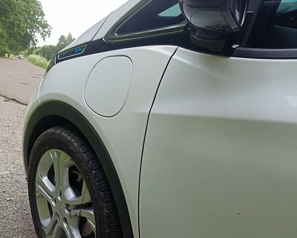 Белый Шевроле Bolt EV, объемом двигателя 0 л и пробегом 45 тыс. км за 16500 $, фото 18 на Automoto.ua