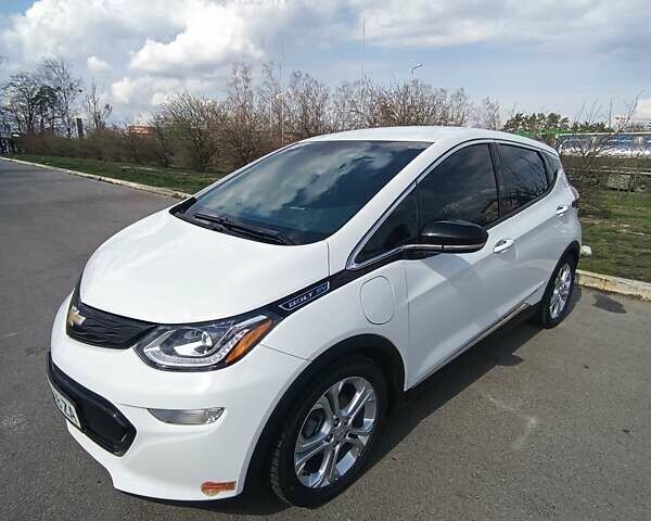 Белый Шевроле Bolt EV, объемом двигателя 0 л и пробегом 105 тыс. км за 19500 $, фото 4 на Automoto.ua