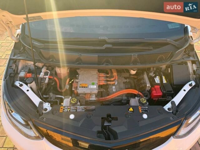 Белый Шевроле Bolt EV, объемом двигателя 0 л и пробегом 75 тыс. км за 20500 $, фото 8 на Automoto.ua