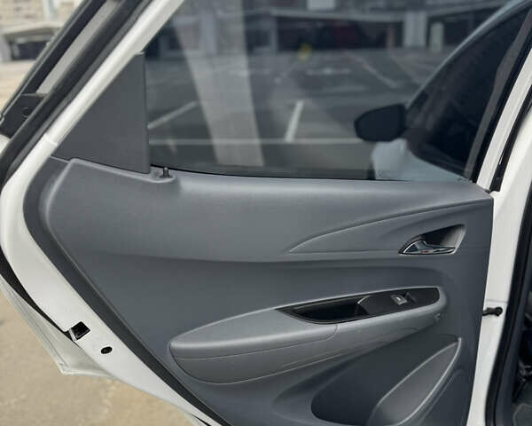 Белый Шевроле Bolt EV, объемом двигателя 0 л и пробегом 58 тыс. км за 16499 $, фото 31 на Automoto.ua