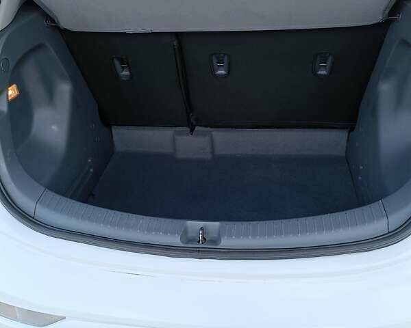 Белый Шевроле Bolt EV, объемом двигателя 0 л и пробегом 105 тыс. км за 19500 $, фото 13 на Automoto.ua