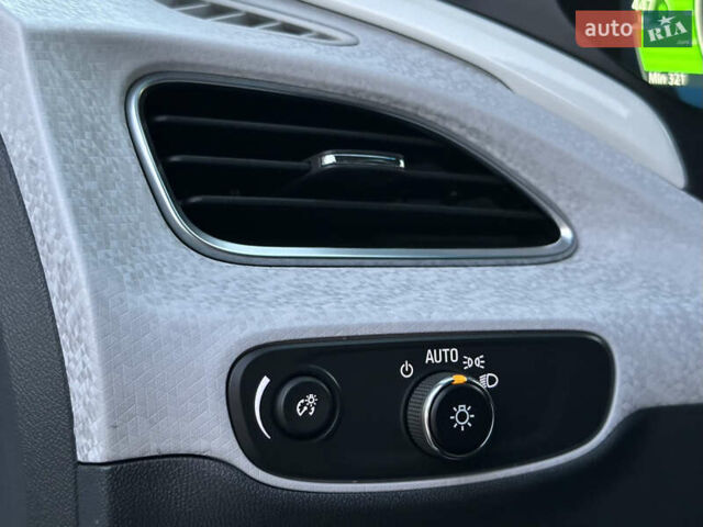 Белый Шевроле Bolt EV, объемом двигателя 0 л и пробегом 40 тыс. км за 15250 $, фото 48 на Automoto.ua