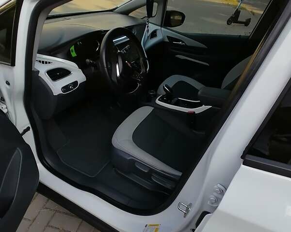 Белый Шевроле Bolt EV, объемом двигателя 0 л и пробегом 39 тыс. км за 16000 $, фото 11 на Automoto.ua