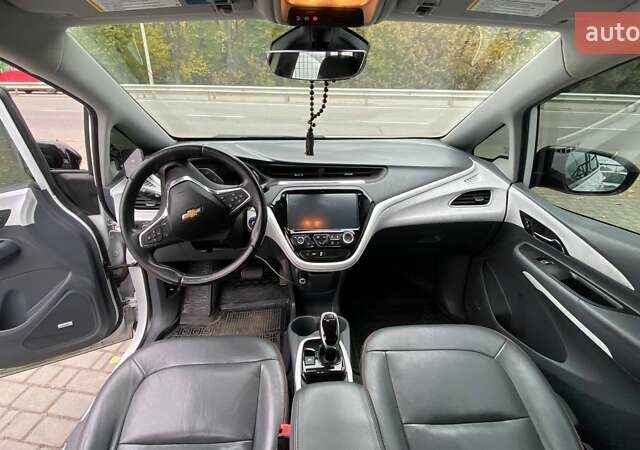Белый Шевроле Bolt EV, объемом двигателя 0 л и пробегом 125 тыс. км за 16000 $, фото 13 на Automoto.ua