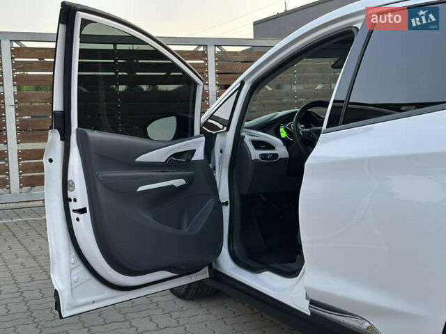 Белый Шевроле Bolt EV, объемом двигателя 0 л и пробегом 40 тыс. км за 15250 $, фото 43 на Automoto.ua