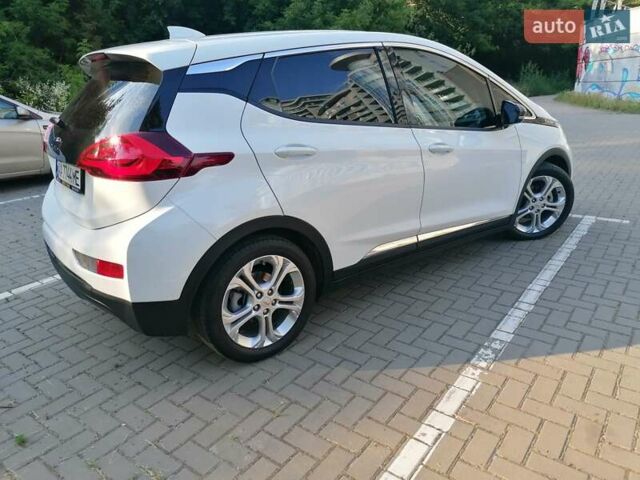 Белый Шевроле Bolt EV, объемом двигателя 0 л и пробегом 39 тыс. км за 16000 $, фото 2 на Automoto.ua