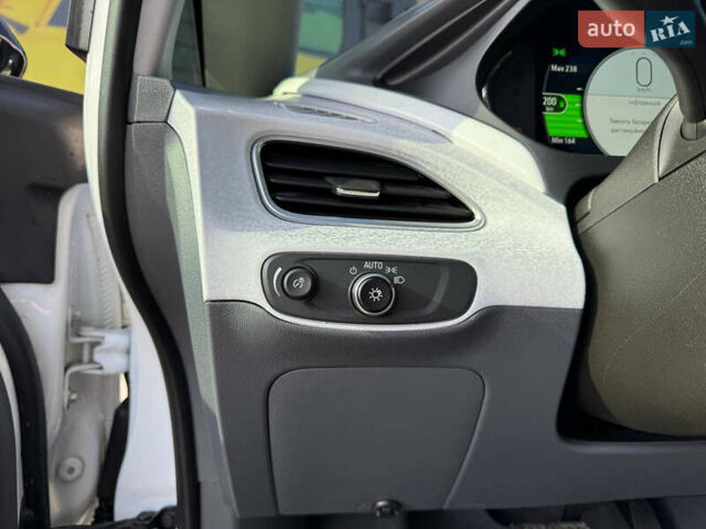 Белый Шевроле Bolt EV, объемом двигателя 0 л и пробегом 39 тыс. км за 16500 $, фото 66 на Automoto.ua