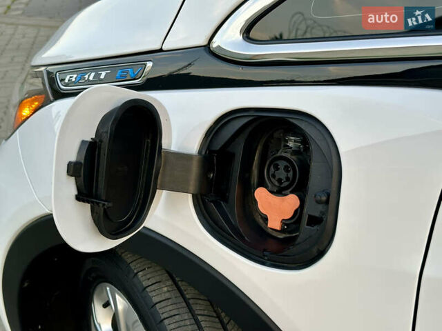 Белый Шевроле Bolt EV, объемом двигателя 0 л и пробегом 40 тыс. км за 15250 $, фото 31 на Automoto.ua
