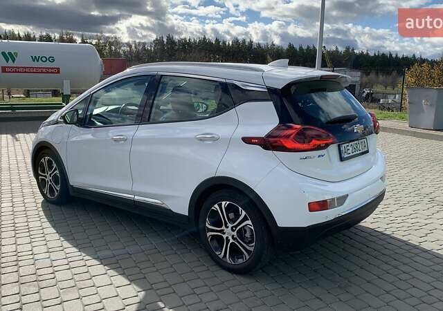 Белый Шевроле Bolt EV, объемом двигателя 0 л и пробегом 50 тыс. км за 24200 $, фото 7 на Automoto.ua