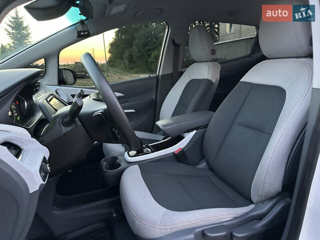 Белый Шевроле Bolt EV, объемом двигателя 0 л и пробегом 40 тыс. км за 15250 $, фото 50 на Automoto.ua