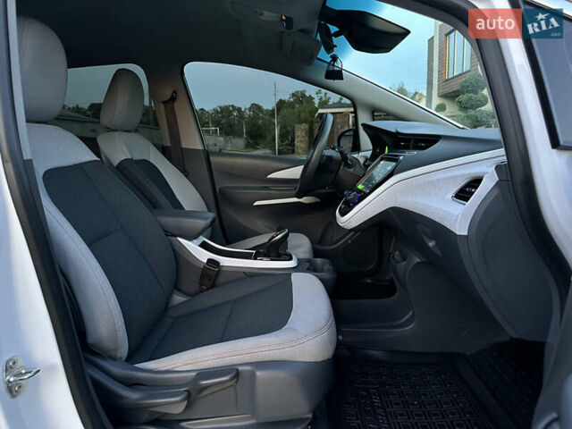 Белый Шевроле Bolt EV, объемом двигателя 0 л и пробегом 40 тыс. км за 15250 $, фото 79 на Automoto.ua