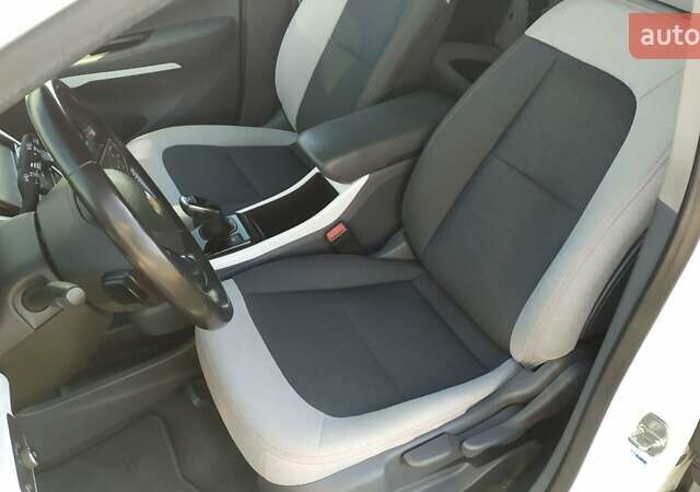 Белый Шевроле Bolt EV, объемом двигателя 0 л и пробегом 170 тыс. км за 14950 $, фото 14 на Automoto.ua