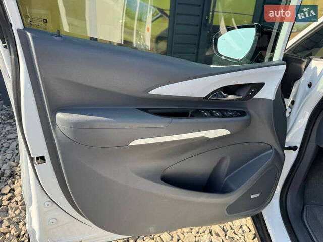 Белый Шевроле Bolt EV, объемом двигателя 0 л и пробегом 39 тыс. км за 16500 $, фото 63 на Automoto.ua