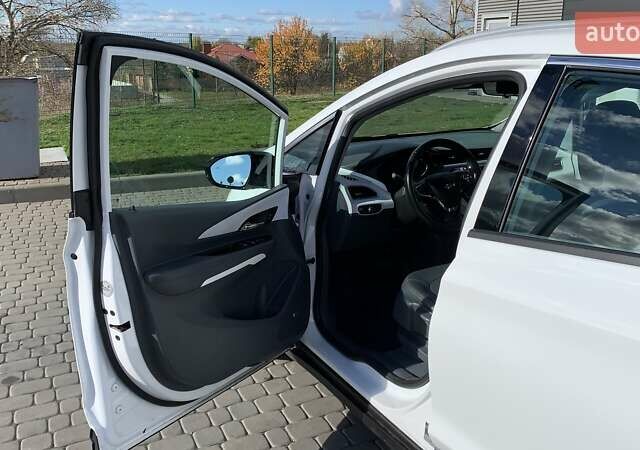 Белый Шевроле Bolt EV, объемом двигателя 0 л и пробегом 50 тыс. км за 24200 $, фото 15 на Automoto.ua