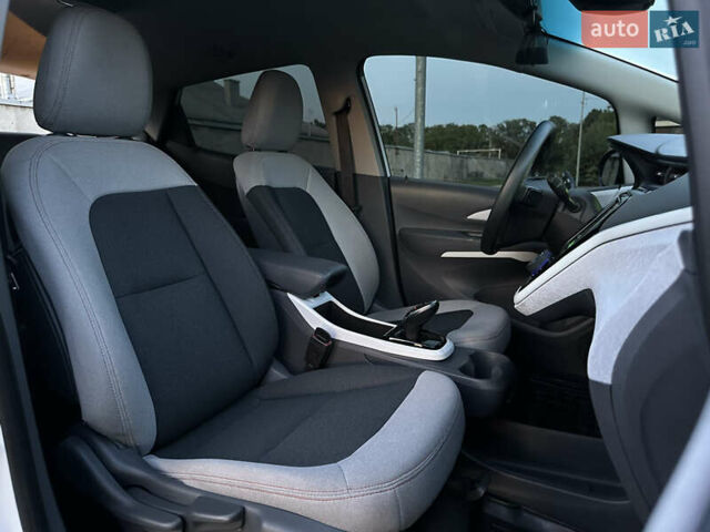Белый Шевроле Bolt EV, объемом двигателя 0 л и пробегом 40 тыс. км за 15250 $, фото 81 на Automoto.ua