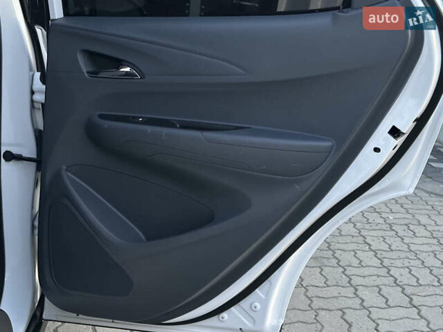 Белый Шевроле Bolt EV, объемом двигателя 0 л и пробегом 40 тыс. км за 15250 $, фото 72 на Automoto.ua