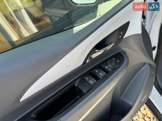 Белый Шевроле Bolt EV, объемом двигателя 0 л и пробегом 39 тыс. км за 16500 $, фото 64 на Automoto.ua
