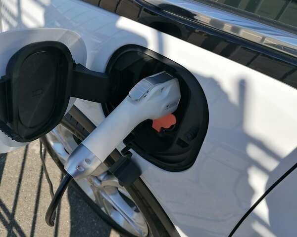 Белый Шевроле Bolt EV, объемом двигателя 0 л и пробегом 41 тыс. км за 15800 $, фото 26 на Automoto.ua