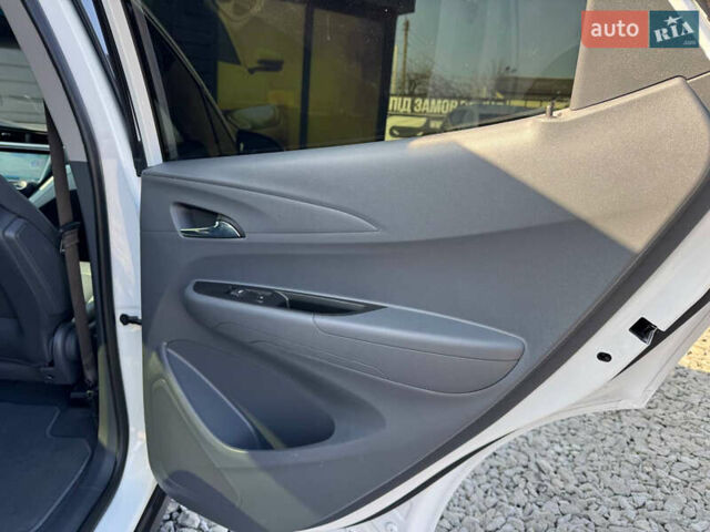 Белый Шевроле Bolt EV, объемом двигателя 0 л и пробегом 39 тыс. км за 16500 $, фото 51 на Automoto.ua