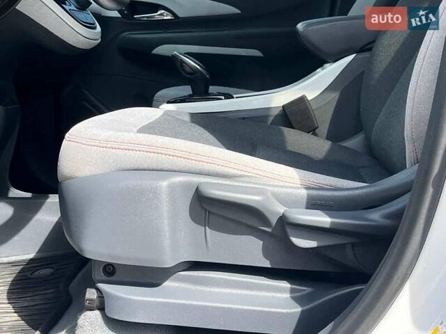 Белый Шевроле Bolt EV, объемом двигателя 0 л и пробегом 132 тыс. км за 12800 $, фото 39 на Automoto.ua