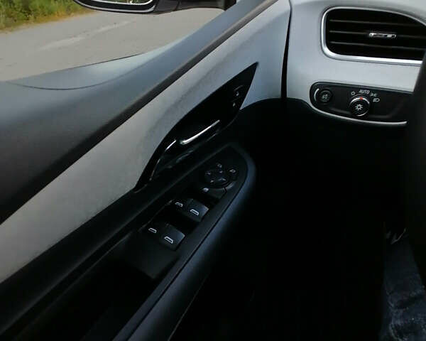 Белый Шевроле Bolt EV, объемом двигателя 0 л и пробегом 41 тыс. км за 16800 $, фото 16 на Automoto.ua