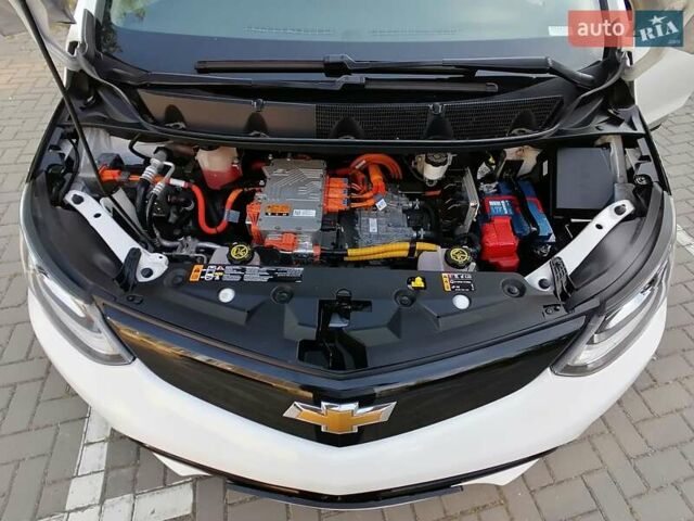 Белый Шевроле Bolt EV, объемом двигателя 0 л и пробегом 39 тыс. км за 16000 $, фото 26 на Automoto.ua