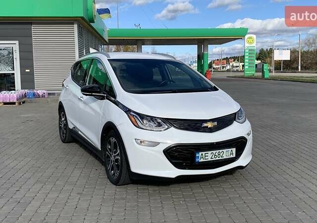 Белый Шевроле Bolt EV, объемом двигателя 0 л и пробегом 50 тыс. км за 24200 $, фото 4 на Automoto.ua