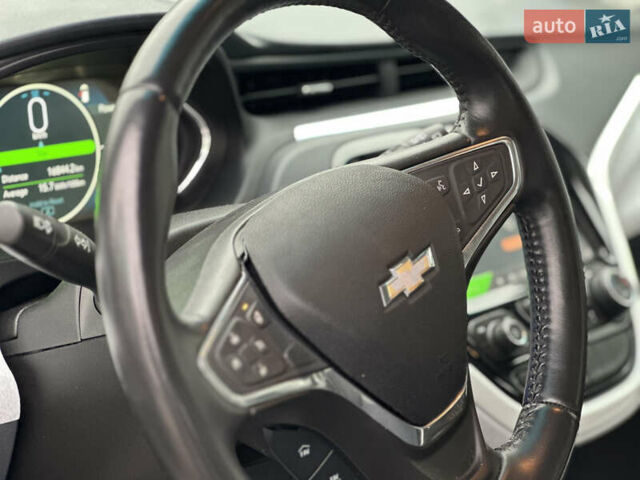 Белый Шевроле Bolt EV, объемом двигателя 0 л и пробегом 116 тыс. км за 16950 $, фото 17 на Automoto.ua