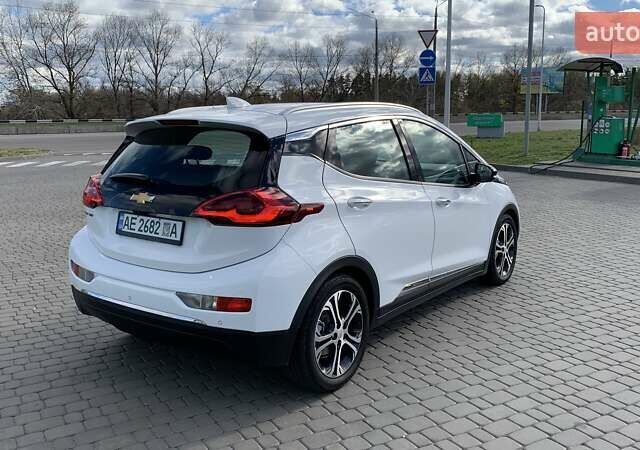 Белый Шевроле Bolt EV, объемом двигателя 0 л и пробегом 50 тыс. км за 24200 $, фото 5 на Automoto.ua