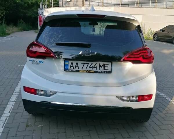 Белый Шевроле Bolt EV, объемом двигателя 0 л и пробегом 39 тыс. км за 16000 $, фото 3 на Automoto.ua